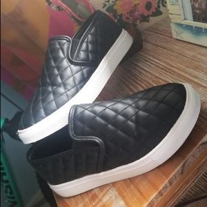 ☑️Stylish quilted black & white slip on sneakers